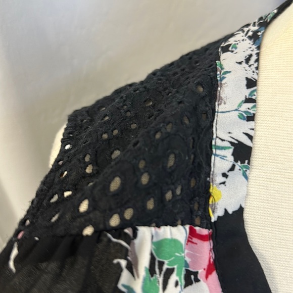 DR2 Black w Shoulder Interest Detail Ladies V Neck Sleeveless Top - Picture 4 of 6